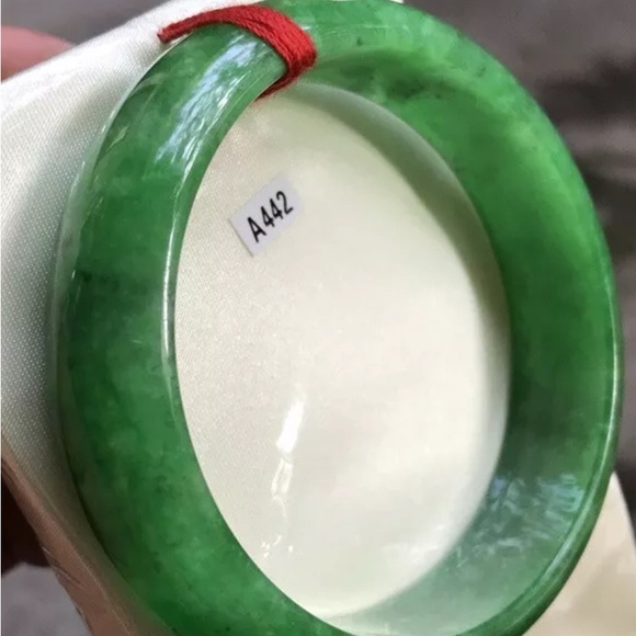 VINTAGE Medium Jadeite Green Jade Bangle Size 59mm Emerald Green Jade D641 - Picture 9 of 14